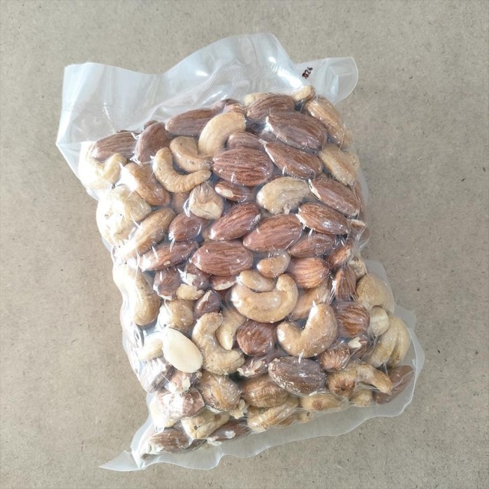 

Ready Mix Roasted Cashew Almond Kacang Mete Almon Panggang 300 Gr