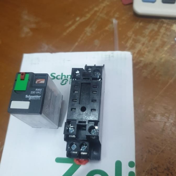 Relay RXM 230 VAC + socket merk schneider