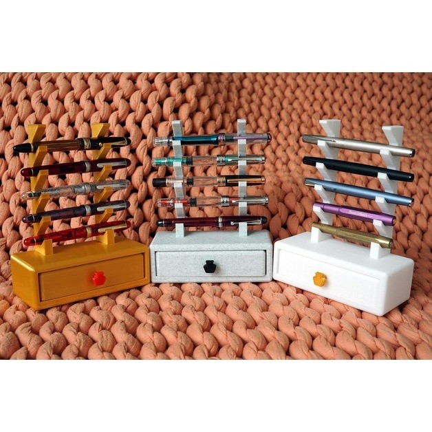 

Andra - Stand Display Fountain Pen Bolpoin Premium Holder Dudukan Aksesoris N0