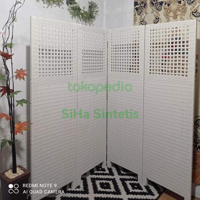 Partisi Sketsel pembatas ruangan portable rotan sintetis 4 daun pintu