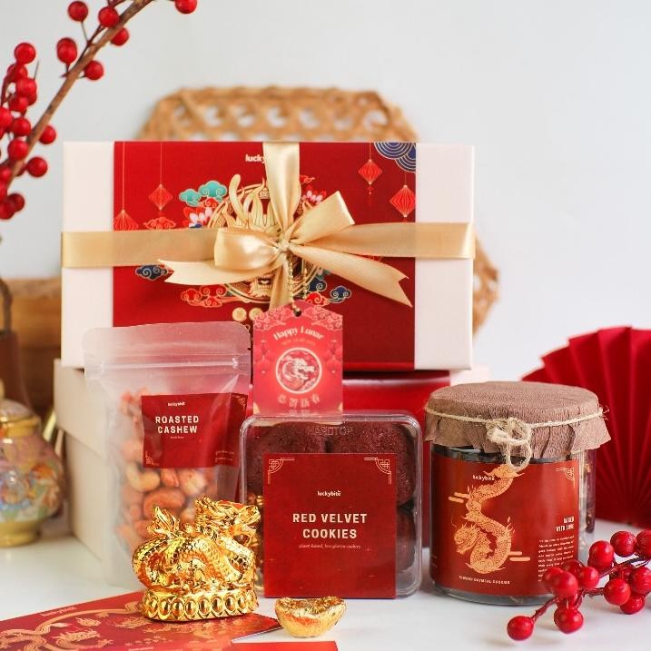 

Hampers Imlek / CNY Hampers / Parcel Imlek - Semi Hardbox - Oatmeal Cookies + Red Velvet Cookies + Brownie Crisps + Kacang Mede