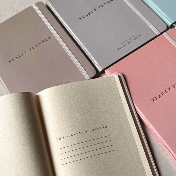 

YEARLY PLANNER 2025 One Year Planner Tahunan Weekly Monthly Hard Cover (Undated) by peulanopapers