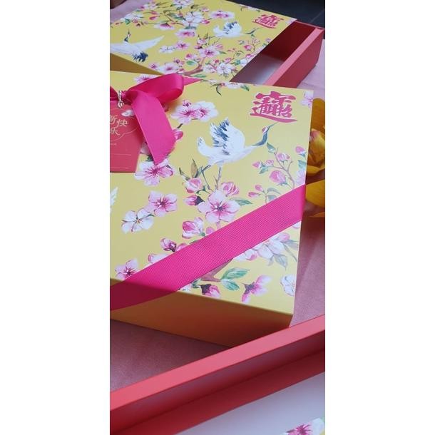 

BR - BOX PREMIUM HAMPERS / KOTAK KUE CNY / IMLEK 23x23x7 cm KUNING TERLARIS