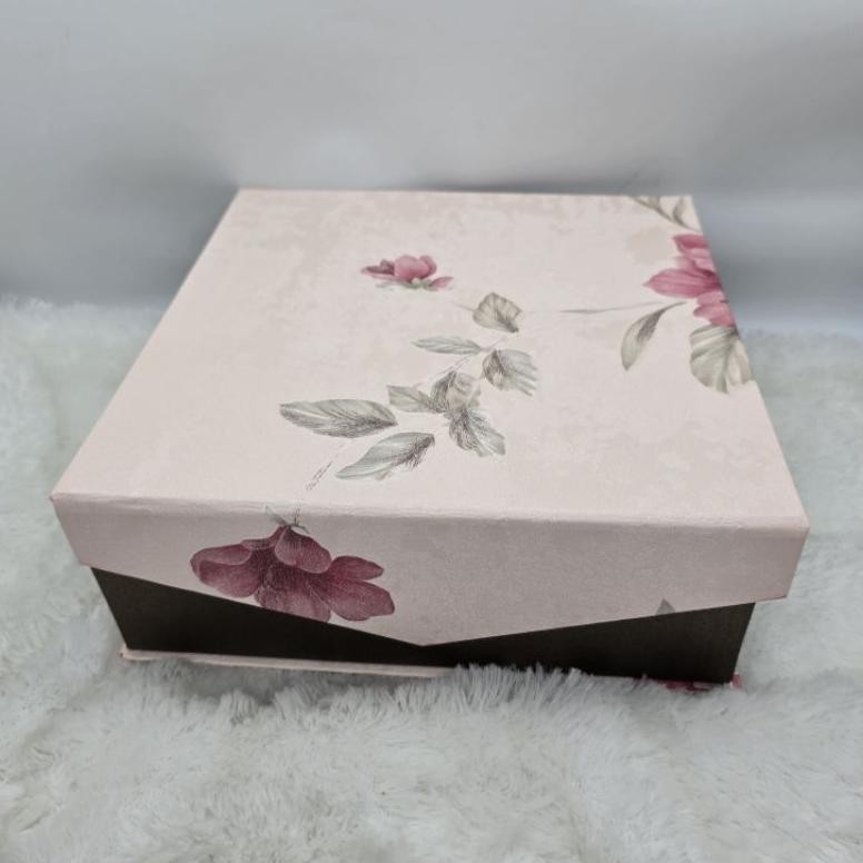

BR - Box MD 22x22x8cm wallpaper flower / kotak kue lapis legit magnet dasi / bingkisan idul fitri TERLARIS