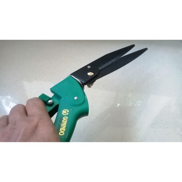 GUNTING RUMPUT GUNINDO