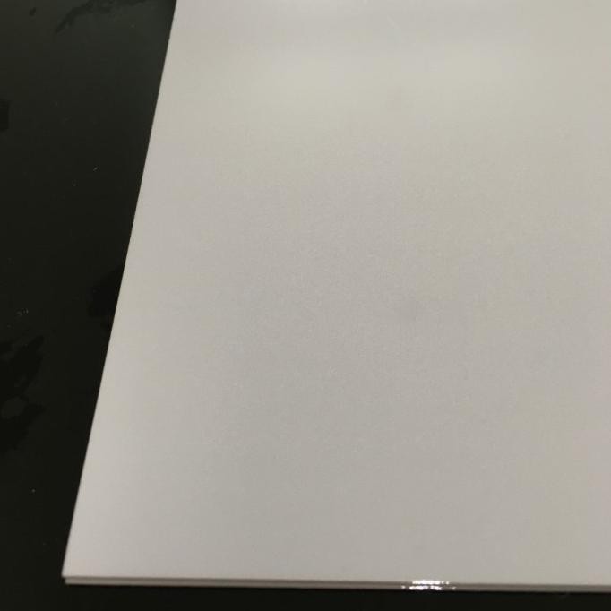 

Kertas Pvc Instan Id Card -Bahan Tengah Putih 0,60 ~ 50 Lbr