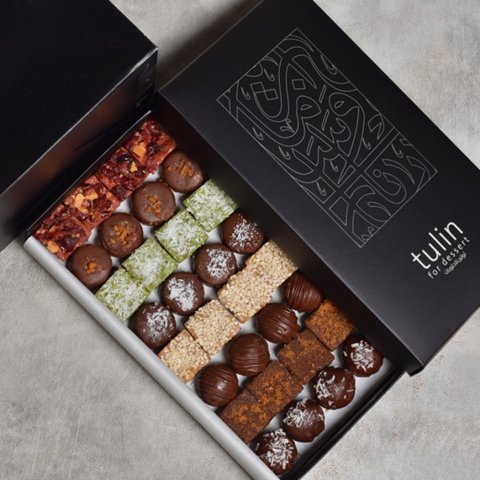 

mix dessert gift box, mewah, elegant, dessert kurma dates, parcel eid