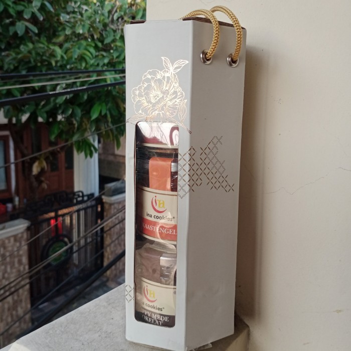 

Ina Cookies Hampers Jar Kaca Isi 3 / Parcel Kue Kering Box Exclusive