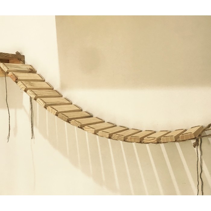 Jembatan gantung kayu untuk main kucing menempel di dinding cat condo