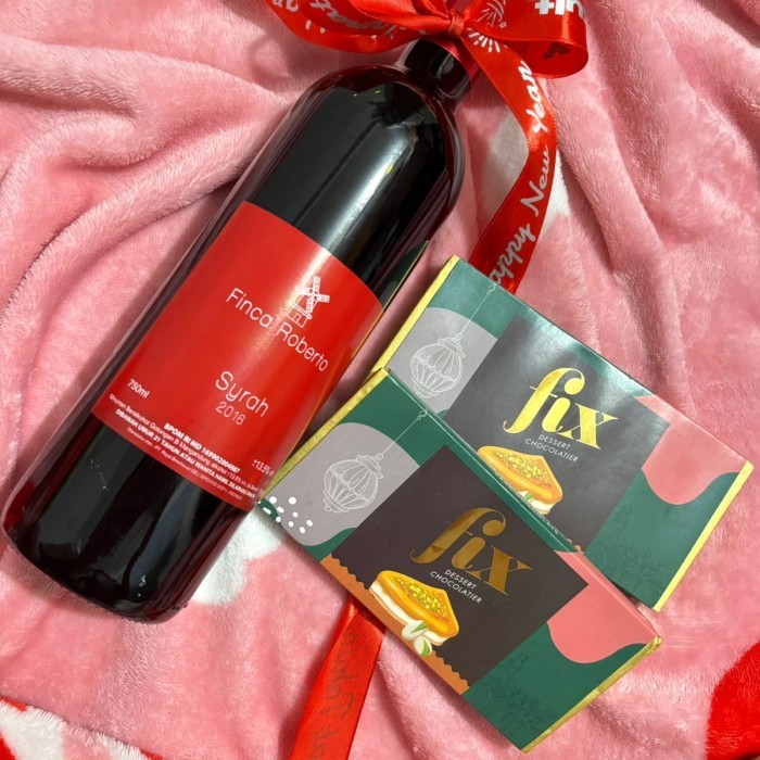 

VALENTINE GIFT FINCA WINE + FIX PISTACHIO KUNAFA CHOCOLATE DUBAI