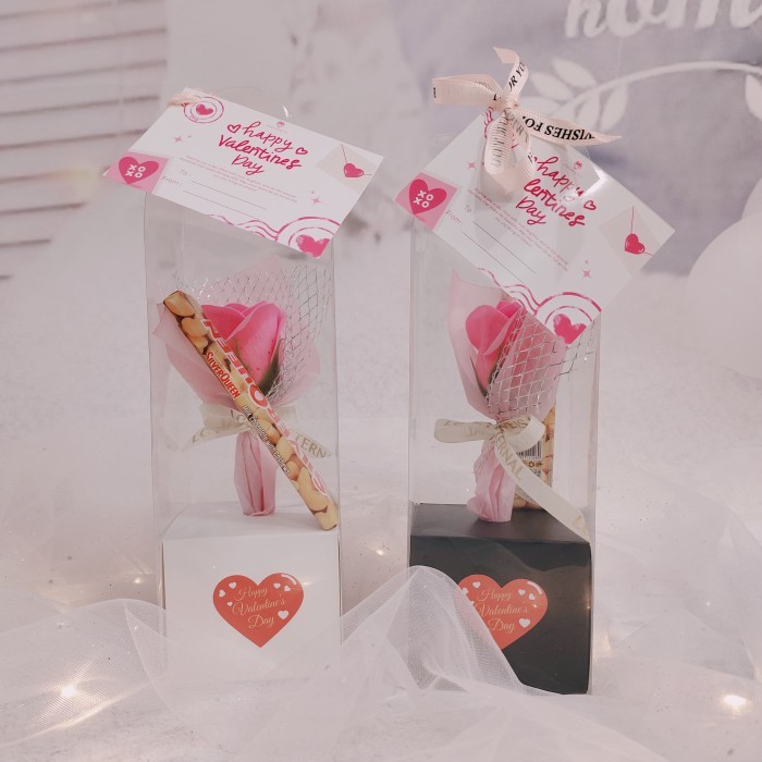 

TREASURE GIFT - HAMPERS VALENTINE BUNGAA - KADO COKLAT BONEKA GB033