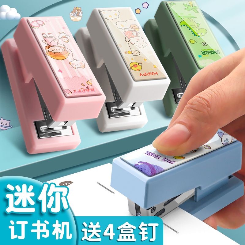 

Stapler Sekolah Menggunakan Stapler Berukuran Kecil Mini