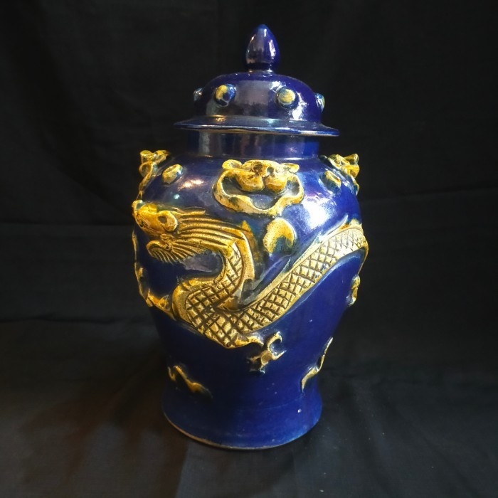 GUCI KERAMIK BIRU BERTUTUP MOTIF NAGA.