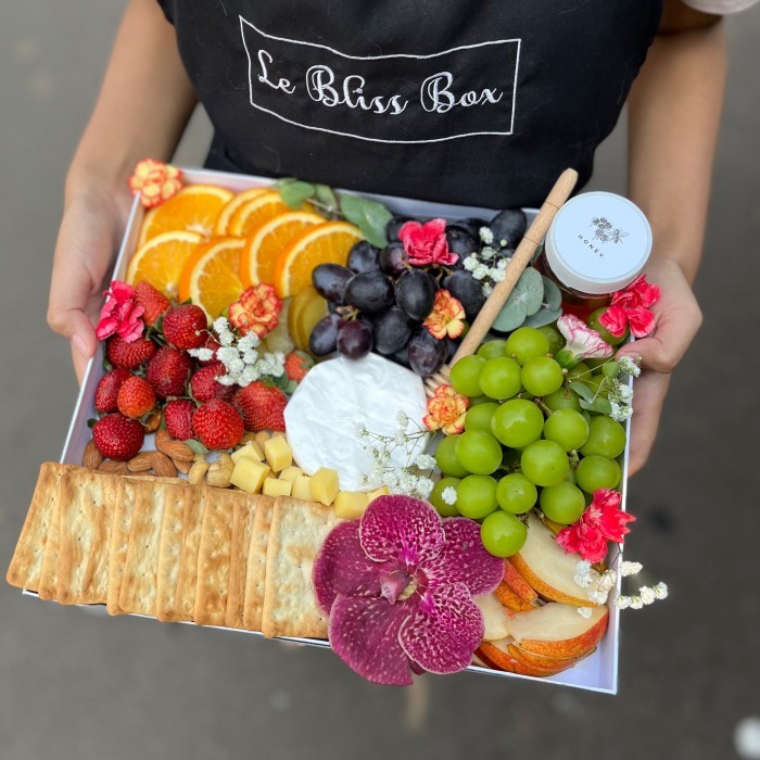 

Cheese & Fruit Platter By Le Bliss Box Terlaris