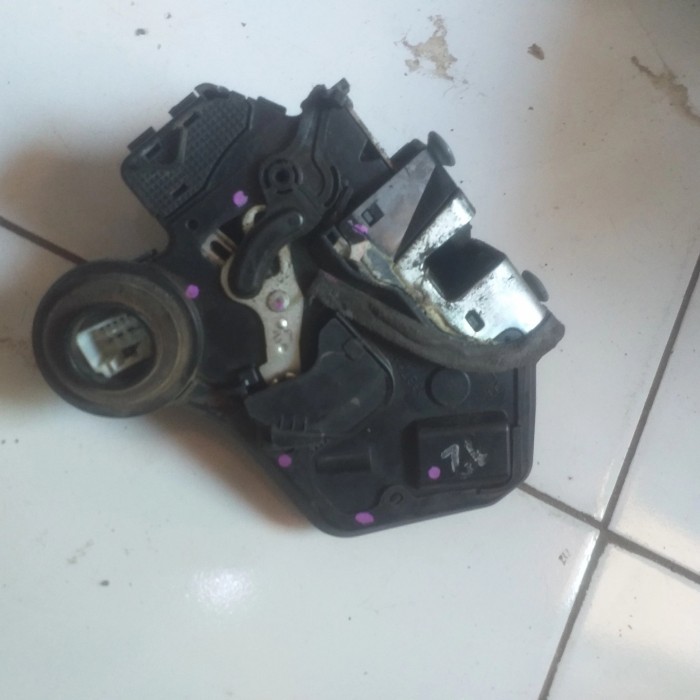 doorlock pintu kanan tengah innova
