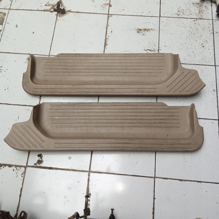 plate kicking interior lantai pintu slide Nissan Serena C24 original