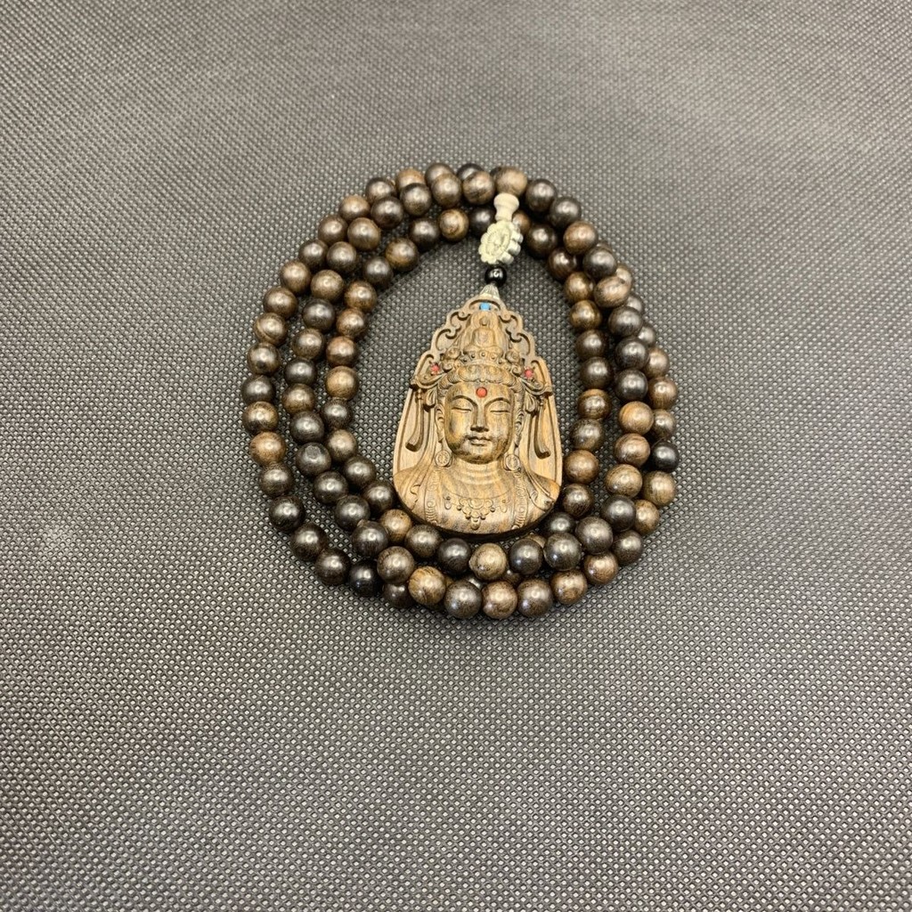 Liontin Kayu Cendana Berukir Guan Yin Alami