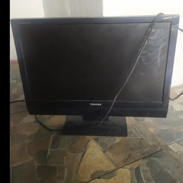 TV TOSHIBA 24 INCH MINUS GANTI LCD ADA GARIS DILAYAR