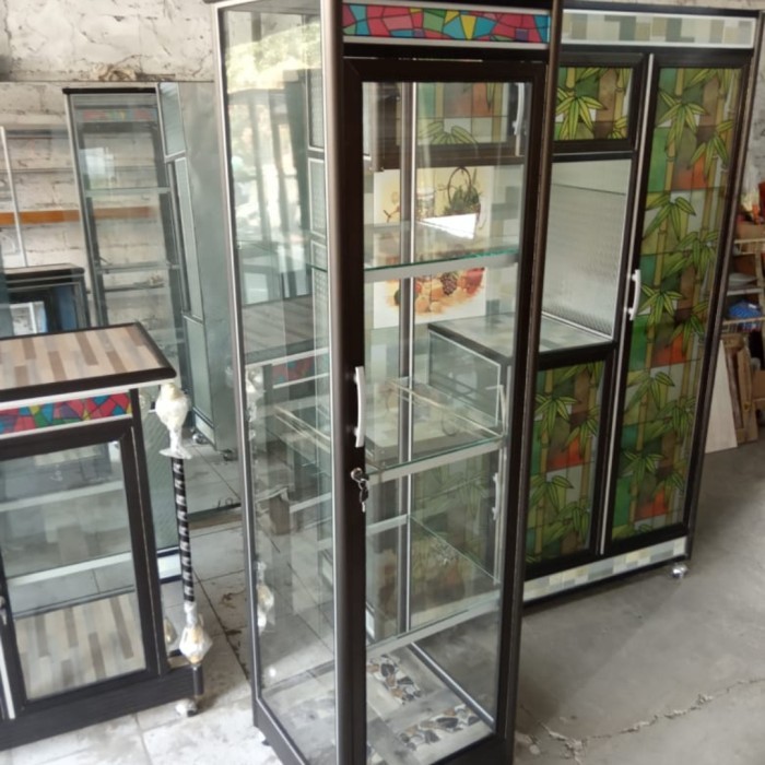 Produk Ready lemari kaca pajangan alumunium