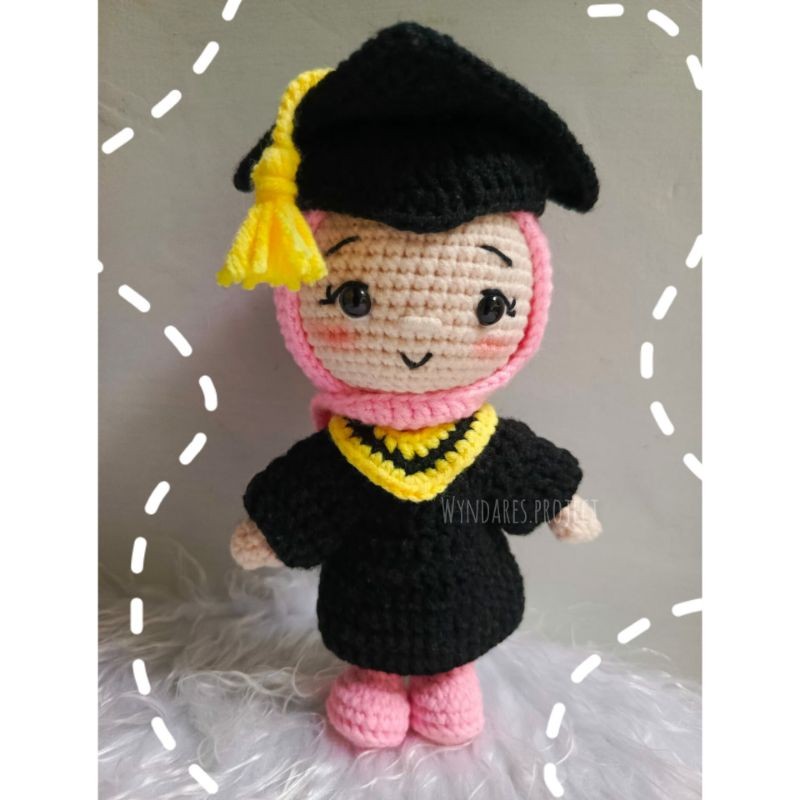 Boneka Wisuda Rajut / Graduation doll / amigurumi / amigurumi graduation / wisuda / toga / boneka hi