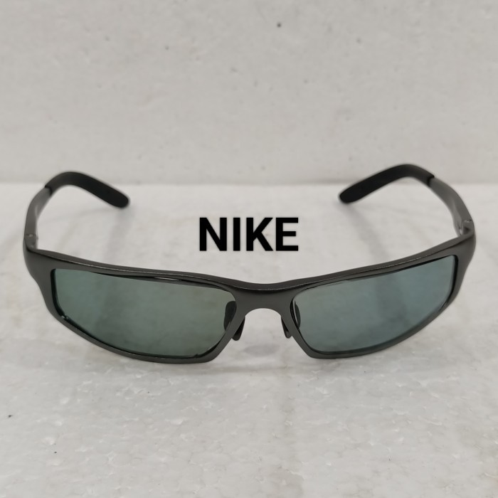 

Farizal - Kaca Mata Nike Original No Dasi Sepatu