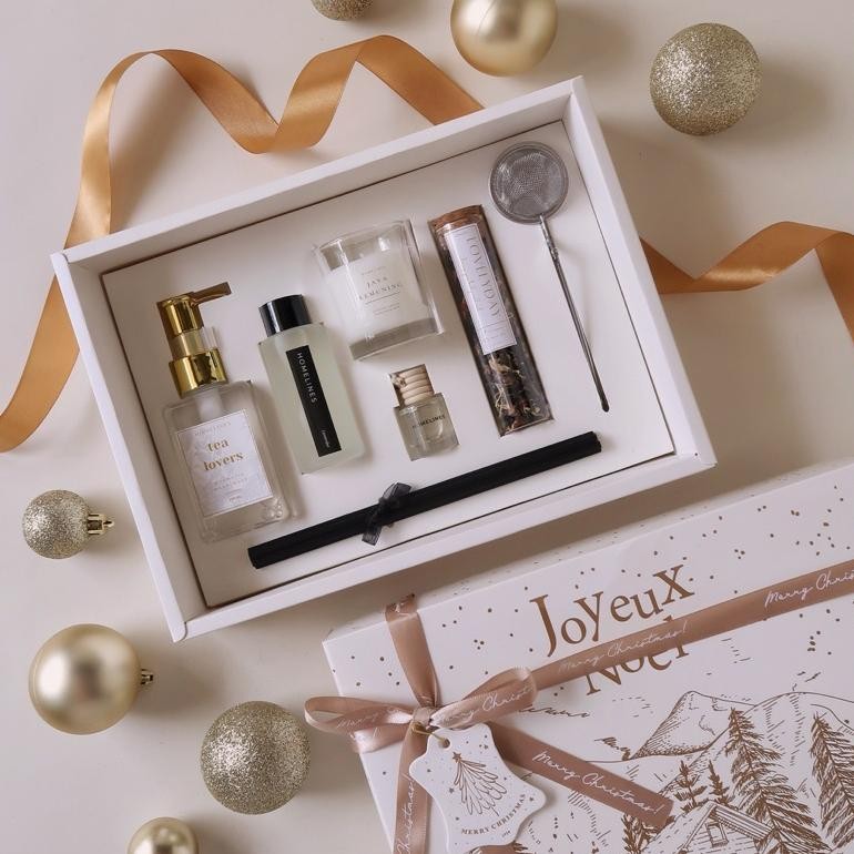 

Christmas Set-Hampers Natal/Christmas Hampers/Christmas Gift/Kado Natal/Reed Diffuser/Scented Candle/Parsel/Souvenir/Lilin Aromaterapi/Pengharum Pewangi Ruangan/Handsoap/Sabun Cuci Tangan/Car Parfume/Teh/Teablend/Saringan Teh/Hampers Murah Mrkt