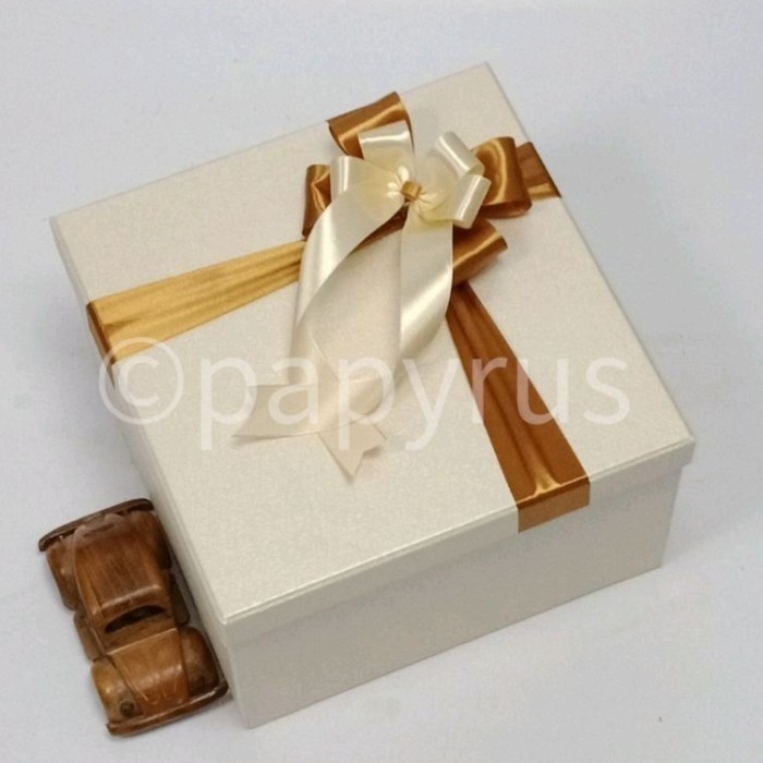 

PAPYRUS 25x25 Tinggi 15cm Kotak Kado Gift Box V3