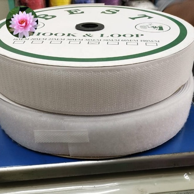 

PEREKAT NILON TAPE LEBAR +-4CM HARGA PER ROLL ISI 18 METER