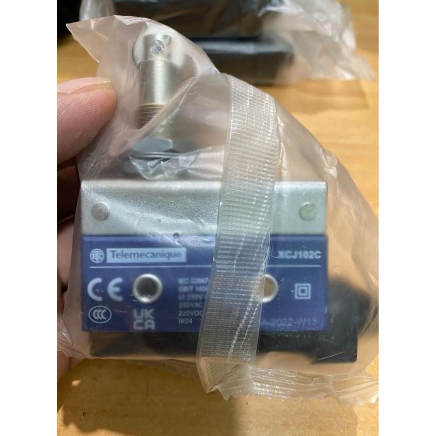 TERBARU LIMIT SWITCH SCHNEIDER XCJ102C TERLARIS