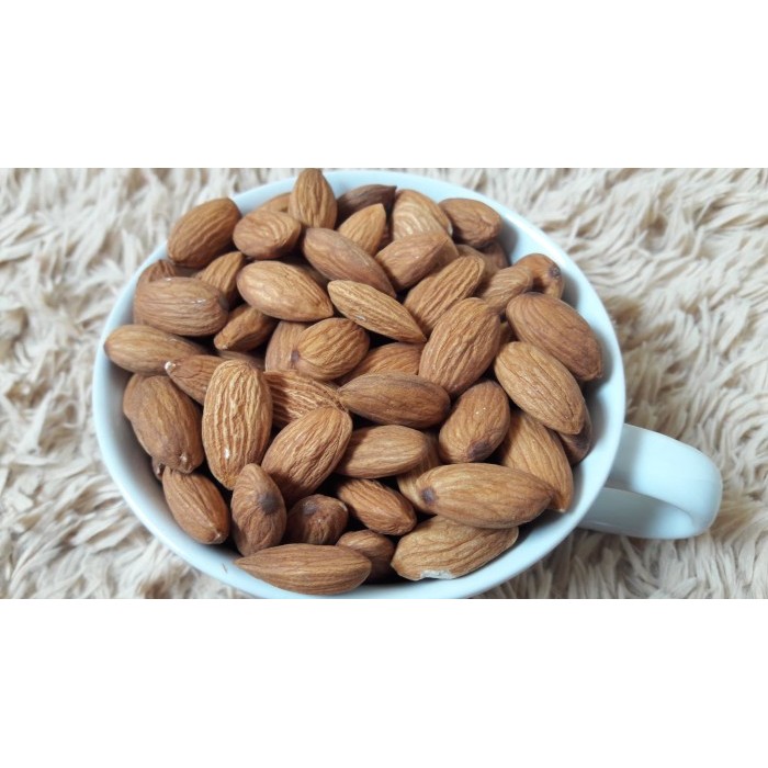 

Natural Almond 1 Kg Whole RAW / Mentah kulit ari / kacang almon 1000gr