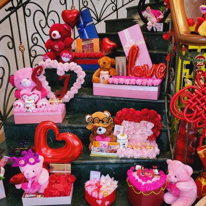 

Sale! Kado Hadiah Valentine ulang tahun Box Buket Bunga Boneka Coklat SJ Store 002