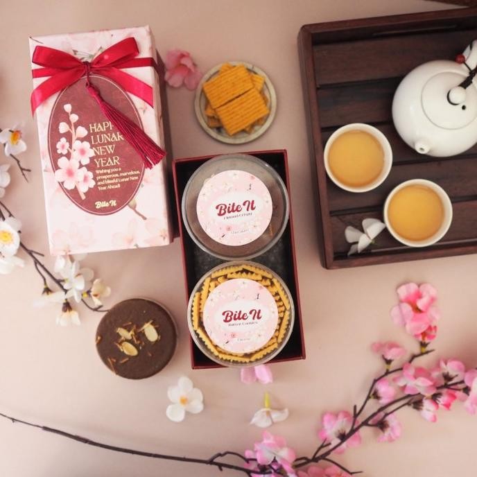 

Fgh Sumire - Chinese New Year Hampers / Parcel Imlek / Almond Crispy