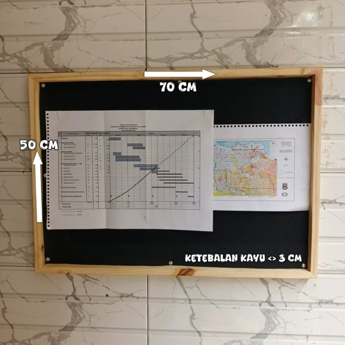 

papan mading multiplek dilapis karpet list kayu jati belanda. untuk pasang pengumuman di sekolah,