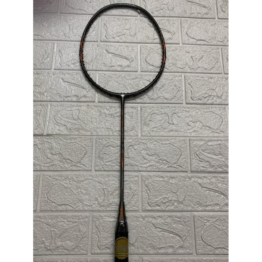 Miliki Raket Badminton Apacs Versus 70 +Senar Kuat 35Lbs Original