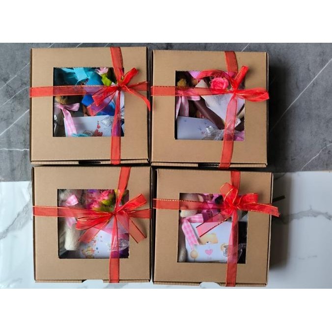 

Viral Mini Hampers Buket Bunga Boneka Dan Coklat Silverqueen Neo