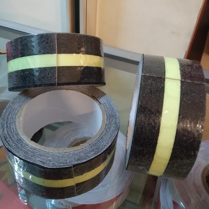 

LAKBAN ANTI SLIP HITAM LIST FOSFOR / SAFETY WALK 5 CM X 5 METER ASLI