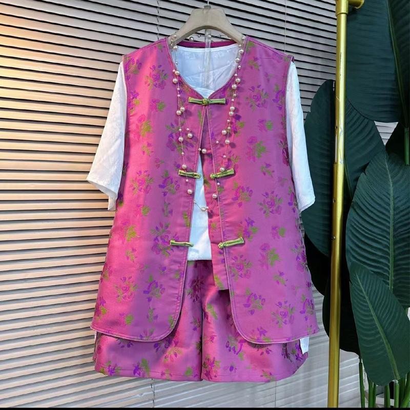 Set Fashion Wanita dengan Rompi Kancing dan Celana Pendek Lebar