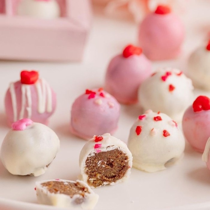 

KADO BINGKISAN GIFT BOX VALENTINE CHOCOLATE CAKE BALLS PREMIUM