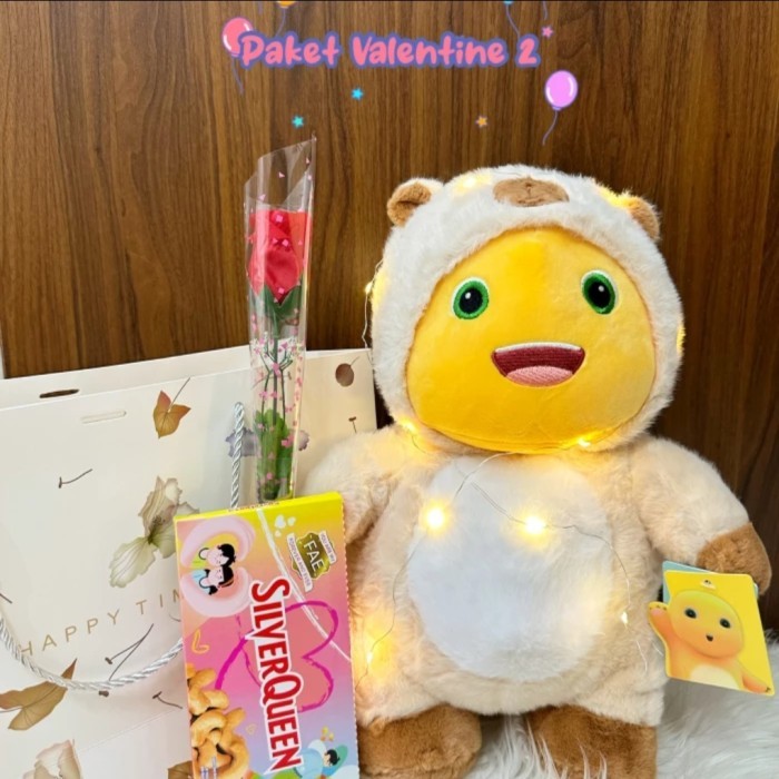 

KADO HADIAH HAMPERS VALENTINE 2025 BONEKA IMPOR DINO NAILONG + BUNGA + COKLAT SILVER QUEEN