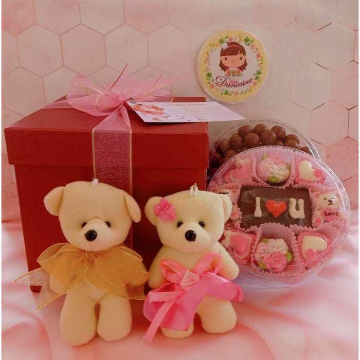 

HADIAH VALENTINE COKLAT BENTUK HATI BONEKA COUPLE DIKEMAS KOTAK MERAH