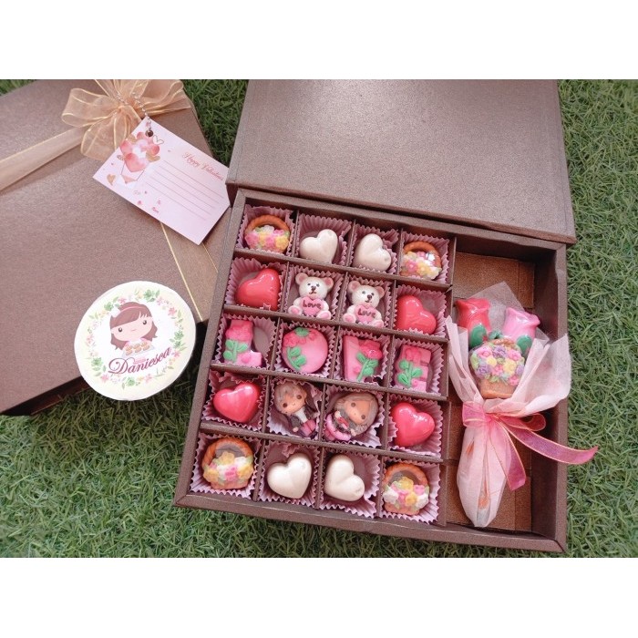 

S30D COKLAT VALENTINE DENGAN MINI BUKET BOUQUET ( DS BGR )