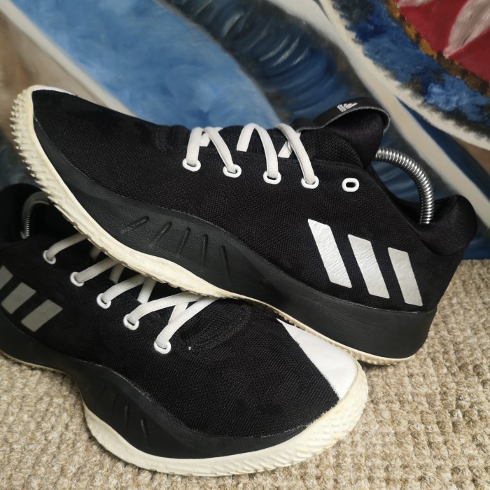 SEPATU BASKET ADIDAS 42.5