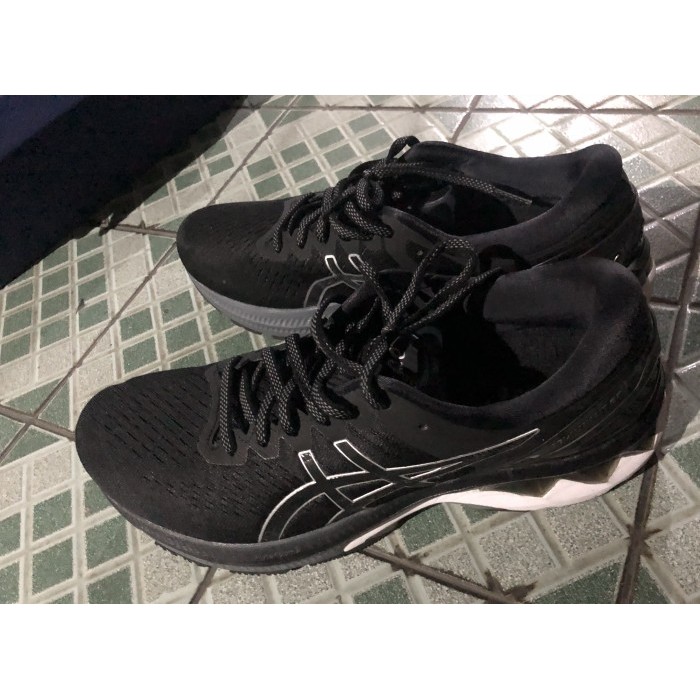 ASICS GEL KAYANO 27 - BLACK WHITE