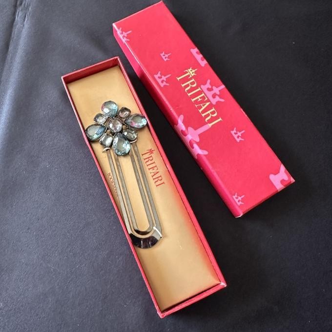 

TRIFARI FLOWER RHINESTONE BOOKMARK 2410T