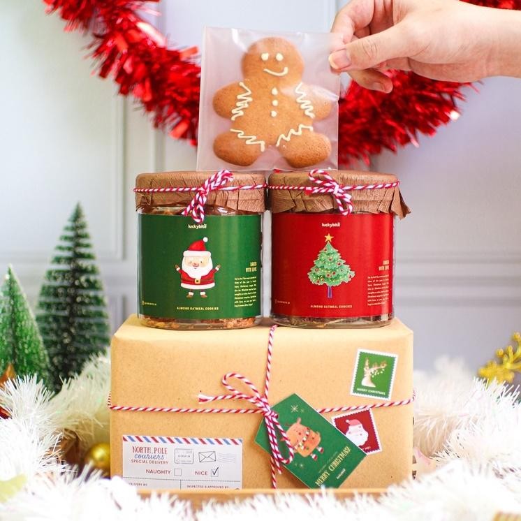 

Ready Hampers Natal / Christmas Hampers - Special Set - Oatmeal Cookies 2 Jar + Gingerbread Cookies + Free Kartu + Tali + Voucher + Bubble Wrap | Luckybite Murah