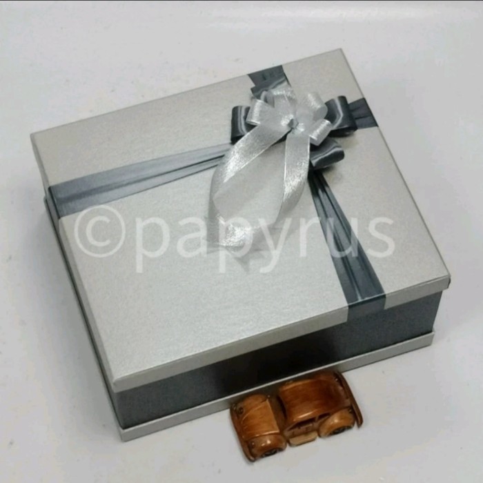 

PAPYRUS Sandwich 30x35 Tinggi 15cm Kotak Kado Gift Box
