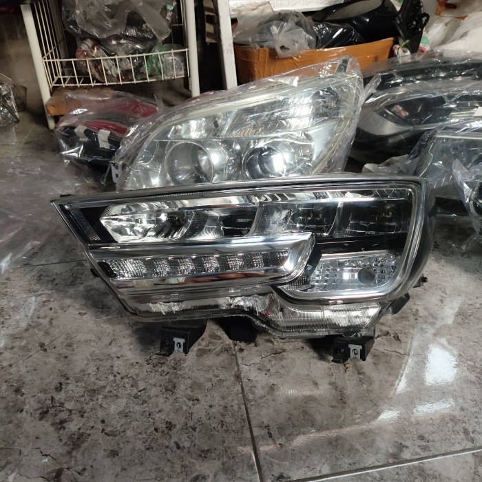 lampu depan Suzuki xl7 kiri