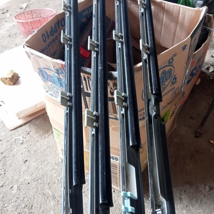 lis pelipit kaca Honda Stream