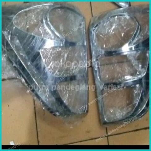 Garnish lampu belakang mobil rush Terios lama 140BZ4 perkakas