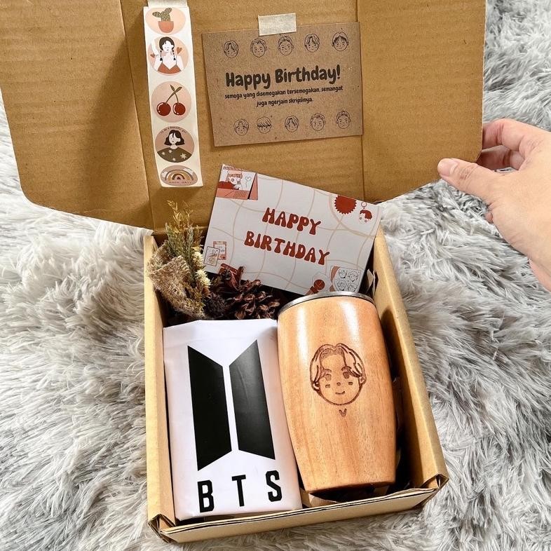 

Promo Hampers Bts / Free Ukir Grafir Nama / Parcel Lebaran / /Hampers Lebaran / Kado Pernikahan / Hampers Wedding / Kado Ultah / Kado Wisuda / Hadiah Aesthetic / Hampers Ultah / Hampers Unik / Wedding Gift / Kado Birthday / Kado Natal / Parcel / Kado